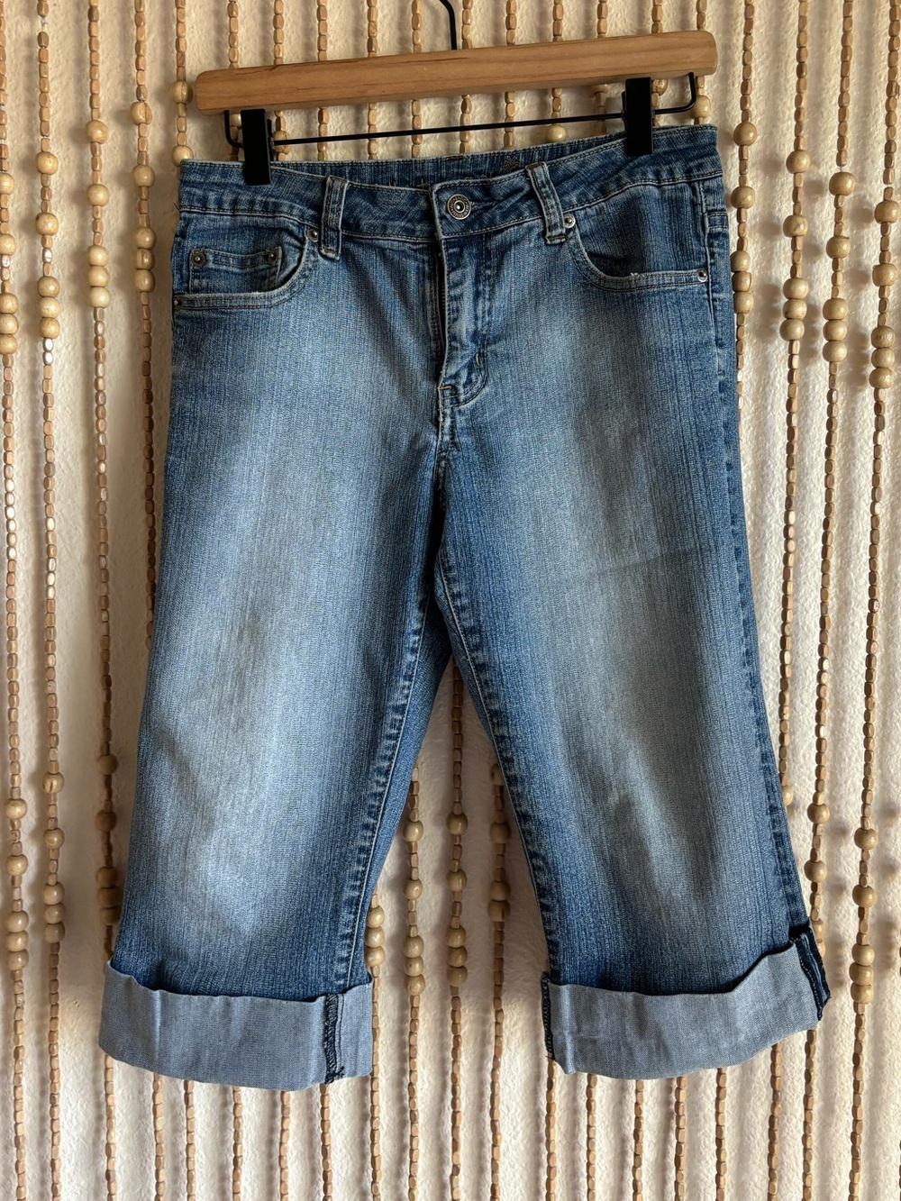 Evie Y2K Vintage Cropped Cuff Knee Denim Medium Wash Low Rise Crop Short Jeans